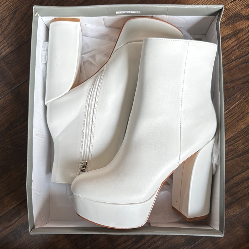 Zara White Heeled Boots with Sleek Design